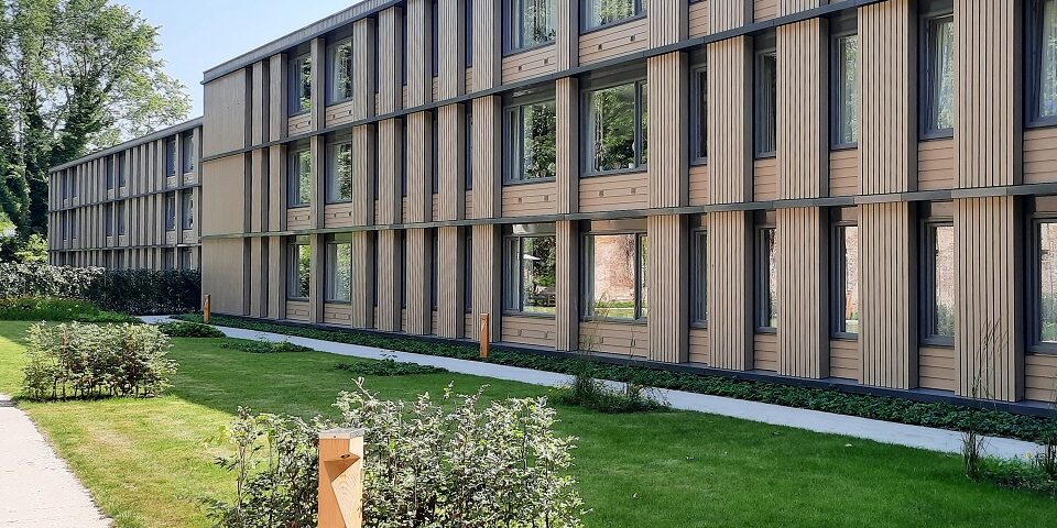 Tuin en gevel van woonzorgcentrum La Verna in Alverne/Wijchen ontworpen door Van de Looi van Aken Architecten
