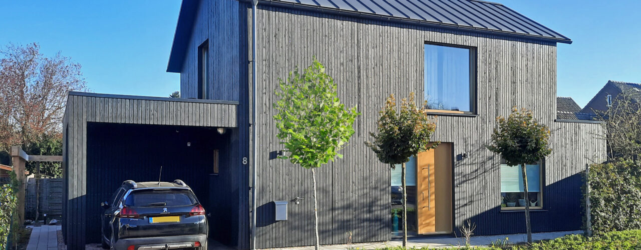 Biobased ecologisch natuurlijk houtskeletbouw levensloopbestendig energieproducerend woonhuis Silvolde voorgevel entree